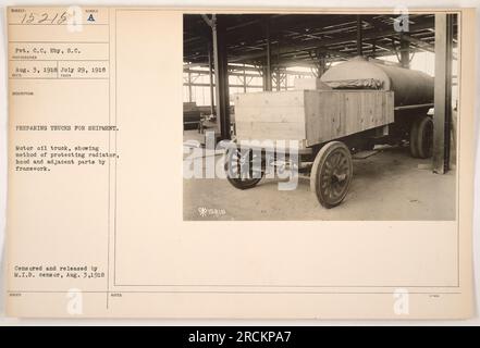 Privato C.. Eby del Signal Corps è visto in questa fotografia scattata il 29 luglio 1918. L'immagine mostra i veicoli in fase di preparazione per la spedizione durante la prima guerra mondiale. Un veicolo in particolare è un autocarro con olio motore, con radiatore, cofano e parti adiacenti protetti da un telaio. Questa fotografia è stata censurata e pubblicata da M.I.B. censor il 3 agosto 1918. Foto Stock