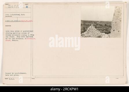 Una fotografia scattata il 26 settembre 1918 mostra i prigionieri tedeschi catturati dalla 4a Divisione che marciavano attraverso Montzeville, Mosa, Francia. L'immagine offre una vista dalle rovine di Montzeville. La foto è stata passata da A.E.F. (American Expeditionary Forces) Censor ed emesso dalla F.P.C. (Censore stampa esterna). La data di emissione non è menzionata. Foto Stock