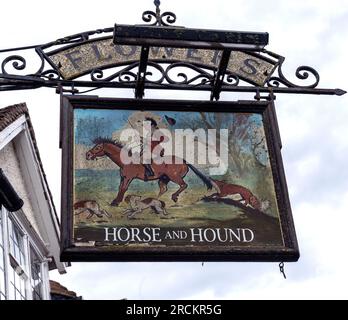 Insegna tradizionale per i pub appesi presso la casa pubblica Horse and Hound, High Street, Broadway, Worcestershire, Inghilterra, REGNO UNITO Foto Stock