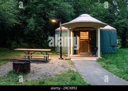 Arlington WA USA 23 maggio 2023: Yurt Village in Spring al River Meadows Park Foto Stock