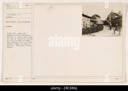 Soldati della 317th Infantry, 80th Division sono visti passare attraverso Chancenay, in Francia. La gente del posto li tira per strada mentre si dirigono verso St. Dizier, stanno andando ad Aney le Prane. Nell'immagine, una bandiera americana può essere vista in un piccolo campanile di chiesa sulla destra. Foto Stock