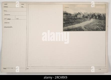 Soldati americani che marciano lungo una strada sterrata durante la prima guerra mondiale. I soldati sono vestiti con uniformi militari e con fucili. Il paesaggio è costituito da campi e alberi, suggerendo un'area lontana dal fronte. Foto Stock