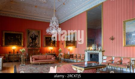 Shugborough Estate, Milford, Staffordshire, Inghilterra, Regno Unito - Vista interna del Red Drawing Room, una delle sale di stato. Foto Stock