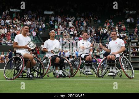 15 luglio 2023; All England Lawn Tennis and Croquet Club, Londra, Inghilterra: Torneo di tennis di Wimbledon; Alfie Hewett (GBR) e Gordon Reid (GBR) posano con il Trofeo accanto a Takuya Miki (JPN) e Tokito Oda (JPN) che hanno battuto in due set per essere incoronati 2023 campioni di Wimbledon Foto Stock