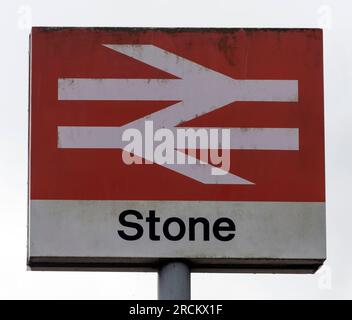 Cartello della stazione ferroviaria britannica a Stone, Staffordshire, England, UK Foto Stock