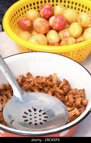 Funghi saltati e patate per cucinare. Patate con chanterelles, ricetta. Primo piano. Foto Stock