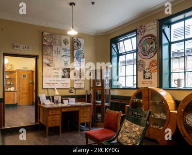 Middleport Pottery, Port Street, Burslem, Middleport, Stoke-on-Trent, Staffordshire, Inghilterra, Regno Unito - vista interna del museo Foto Stock