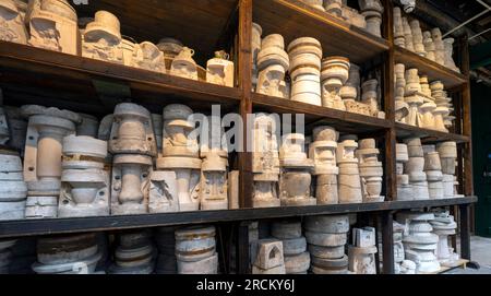 Middleport Pottery, Port Street, Burslem, Middleport, Stoke-on-Trent, Staffordshire, Inghilterra, Regno Unito - veduta degli stampi di ceramiche in gesso Foto Stock