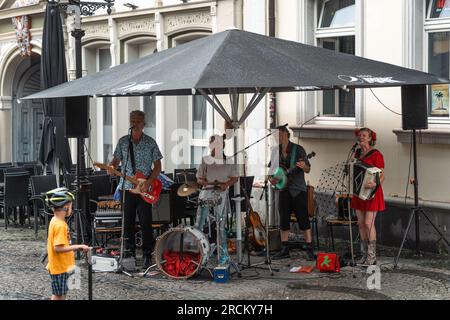 Kaiserslautern, Germania. 15 luglio 2023. Gruppo musicale "The Beez" durante l'esibizione dal vivo a Martinsplatz (Piazza). Tre giorni di spettacoli teatrali e musicali di strada forniti da 200 artisti internazionali nel centro della città di Kaiserslautern - giorno 2. Credito: Gustav Zygmund/Alamy News Foto Stock