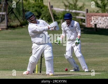 East Dean e Friston contro Seaford. Partita di cricket di sabato pomeriggio nel Sussex. Foto Stock