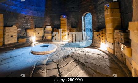 Middleport Pottery, Port Street, Burslem, Middleport, Stoke-on-Trent, Staffordshire, Inghilterra, Regno Unito - vista interna del forno per bottiglie Foto Stock