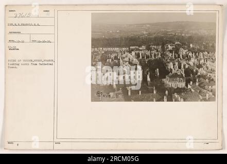 Soldato in cima alla Torre della Cattedrale di Verdun, in Francia, guardando verso nord le rovine. Presa il 16 novembre 1918. Fotografato da Pvt. E. P. Trabold del Signal Corps. Descrizione registrata il 13 dicembre 1910. Immagine numerata 69-D8. Note aggiuntive contenute nel fascicolo: 37616 MD 1. Foto Stock