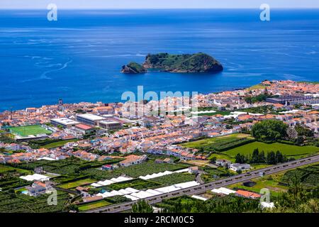 Vista dell'isolotto di Vila Franca al largo della costa e dello storico lungomare visto dal punto panoramico della Nossa Senhora da Paz o della cappella della Madonna della Pace, a Vila Franca do campo nell'isola di Sao Miguel, Azzorre, Portogallo. Foto Stock