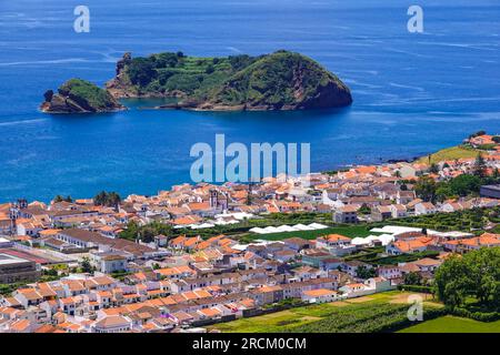 Vista dell'isolotto di Vila Franca al largo della costa e dello storico lungomare visto dal punto panoramico della Nossa Senhora da Paz o della cappella della Madonna della Pace, a Vila Franca do campo nell'isola di Sao Miguel, Azzorre, Portogallo. Foto Stock