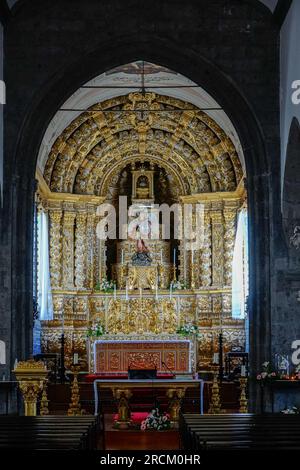 Vista interna dell'Igreja de São Miguel Arcanjo del XVI secolo e dell'altare nel villaggio storico di Vila Franca do campo nell'isola di Sao Miguel, Azzorre, Portogallo. Il villaggio fu fondato a metà del XV secolo da Gonco Vaz Botelho. Foto Stock