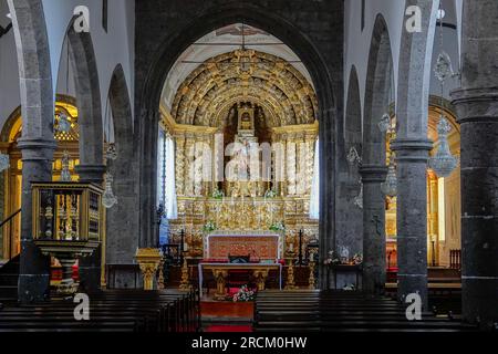 Vista interna dell'Igreja de São Miguel Arcanjo del XVI secolo e dell'altare nel villaggio storico di Vila Franca do campo nell'isola di Sao Miguel, Azzorre, Portogallo. Il villaggio fu fondato a metà del XV secolo da Gonco Vaz Botelho. Foto Stock