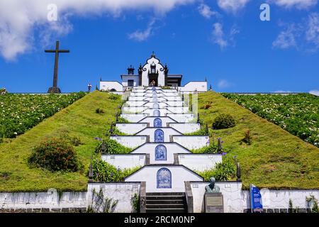 L'Eremo di Nossa Senhora da Paz o la cappella di nostra Signora della Pace, costruita su una collina sopra Vila Franca do campo nell'Isola di Sao Miguel, Azzorre, Portogallo. Foto Stock