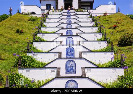 L'Eremo di Nossa Senhora da Paz o la cappella di nostra Signora della Pace, costruita su una collina sopra Vila Franca do campo nell'Isola di Sao Miguel, Azzorre, Portogallo. Foto Stock