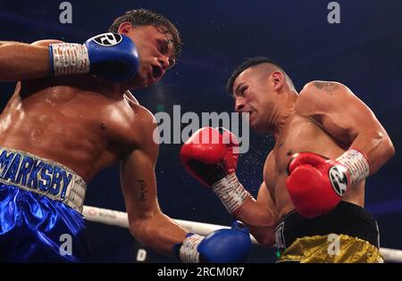 Ben Marksby (sinistra) in azione contro Ricardo Fernandez nel super light match alla Vertu Motors Arena, Newcastle upon Tyne. Data foto: Sabato 15 luglio 2023. Foto Stock