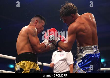 Ricardo Fernandez (sinistra) in azione contro Ben Marksby nel super light match alla Vertu Motors Arena, Newcastle upon Tyne. Data foto: Sabato 15 luglio 2023. Foto Stock