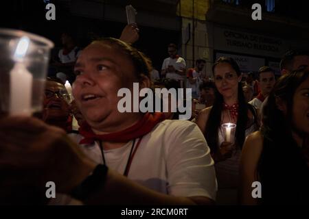 Pamplona, Spagna. 14 luglio 2023. I partecipanti all'atto di Poor me, nella Plaza Consisitorial con le candele nelle loro mani, terminando i festeggiamenti di San Fermín. A mezzanotte, centinaia di persone si riuniscono nella piazza del municipio per cantare le canzoni del povero me, candele accese e sciarpe rosse tenute in alto quando si concludono i festeggiamenti di San Fermín di quest'anno 2023. Credito: SOPA Images Limited/Alamy Live News Foto Stock