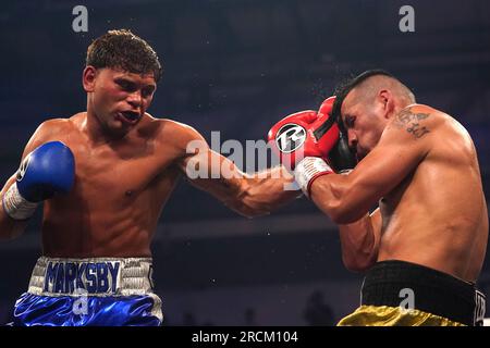 Ben Marksby (sinistra) in azione contro Ricardo Fernandez nel super light match alla Vertu Motors Arena, Newcastle upon Tyne. Data foto: Sabato 15 luglio 2023. Foto Stock