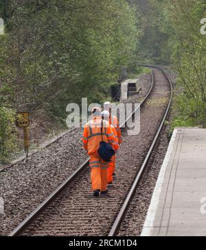 Tondu, Galles Network Rail, gruppo di manutenzione dei binari che cammina lungo la linea ferroviaria a binario singolo. Foto Stock