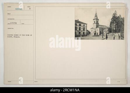 Soldati americani che pattugliano le strade di Cirey, in Francia durante la prima guerra mondiale. La foto è stata scattata il 12 maggio 1919 dal fotografo Reco. Mostra una scena di strada con soldati in primo piano e edifici sullo sfondo. I soldati sembrano essere attivamente impegnati nei loro compiti di pattuglia. Foto Stock