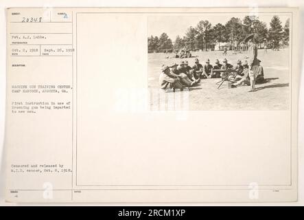 Pvt. A.J. Lubbe è in corso di addestramento con mitragliatrici presso il Machine Gun Training Center di Camp Hancock, Augusta, Georgia. La foto è stata scattata il 26 settembre 1918 e pubblicata dal M.I.D. Censor l'8 ottobre 1918. Mostra che Lubbe riceve istruzioni sull'uso della pistola Browning come parte del suo addestramento. Foto Stock