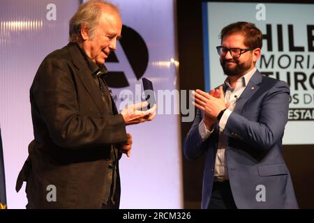 Madrid, Spagna. 15 luglio 2023. Il Presidente della Repubblica del Cile, Gabriel Boric, presenta una medaglia d'onore per i contributi alla democrazia alla cantautrice spagnola Joan Manuel Serrat durante l'evento. Approfittando della visita a Madrid del Presidente della Repubblica del Cile. Gabriel Boric, Casa de América e l'ambasciata cilena a Madrid hanno organizzato un atto in commemorazione del prossimo 50° anniversario del colpo di stato nel paese sudamericano chiamato "memoria e futuro 50 anni dopo il colpo di stato". Foto Stock