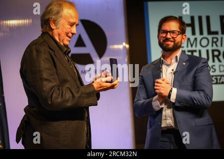 Madrid, Spagna. 15 luglio 2023. Il Presidente della Repubblica del Cile, Gabriel Boric, presenta una medaglia d'onore per i contributi alla democrazia alla cantautrice spagnola Joan Manuel Serrat durante l'evento. Approfittando della visita a Madrid del Presidente della Repubblica del Cile. Gabriel Boric, Casa de América e l'ambasciata cilena a Madrid hanno organizzato un atto in commemorazione del prossimo 50° anniversario del colpo di stato nel paese sudamericano chiamato "memoria e futuro 50 anni dopo il colpo di stato". Foto Stock