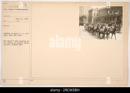"Questa foto dell'11 luglio 1918 raffigura la processione funebre del maggiore J.P. Mitchell a New York. Il corpo del maggiore può essere visto passare accanto alla statua di Nathan Hale, rendendo omaggio ad un altro importante patriota americano. Questa foto è stata scattata dagli Stati Uniti Fotografo di fotografia scolastica e fa parte della serie 111-SC-15479." Foto Stock