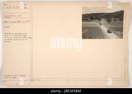 Membri del 1st Battalion, 5th U.S. I marines della 2a Divisione sono visti in camion a motore in rotta verso un campo di riposo a Montreuil, in Francia. La foto è stata scattata il 1 agosto 1918 dal caporale Sheenan, S.C. È stato approvato dall'AEF Censor il 23 luglio 1918 e fa parte della collezione "Photographs of American Military Activities during World War One". Foto Stock