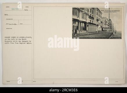 La città di Ostenda in Francia durante la prima guerra mondiale, mostrando una scena stradale con il danneggiato Hotel Majestic sulla sinistra. L'hotel è stato colpito da un fuoco di proiettili da parte di navi inglesi. La fotografia, che ha il numero di riferimento G+2, 65799, è stata scattata il 12 maggio 194. Foto Stock