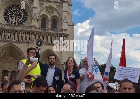 Les chrétiens d’Irak manifestent devant Notre-Dame de Paris - Parigi Francia, le 27 juillet 2014. Foto Stock