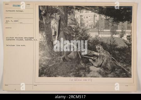 Soldati del Military Training Detachment del Dartmouth College di Hanover, New Hampshire, sono qui visti impegnati in lavori di linea telefonica. La foto è stata scattata il 5 marzo 1919. Questa immagine è etichettata come fotografo numero 55230 ed è stata ricevuta e descritta di conseguenza. La didascalia afferma inoltre che la fotografia è esclusivamente per uso ufficiale. Foto Stock