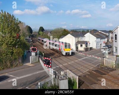 Trasporto per Wales Alstom classe 175 treno 175110 che attraversa il passaggio a livello di barriera a Pencoed. Galles Foto Stock