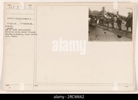 Uomini del 141° battaglione antiaereo che si preparano a salire a bordo della Principessa Matoika a St. Nazaire, Francia. La foto, scattata dal fotografo Jos. M. Lilles, mostra le attività militari durante la prima guerra mondiale L'immagine è stata scattata il 20 dicembre 1918 ed è numerata 2149-19 nella collezione. Foto Stock