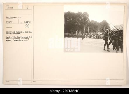 Il Sgt. TINTORNIM ha scattato questa foto durante una revisione e una parata della 4th Brigade, U. S. Marines il 15 agosto 1919, a Bonner, Carolina del Sud. L'immagine mostra la banda del 5th Regiment, U.S. I Marines passano il banco di revisione. La foto è stata scattata a Washington, D.C. Le note indicano il numero di identificazione, 62230. Foto Stock