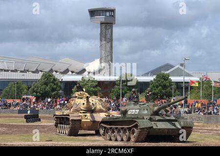 Due carri armati che sfilano nell'arena principale del Tankfest al Bovington Tank Museum con la torre di controllo sullo sfondo Foto Stock