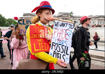 Londra, Regno Unito. 15 luglio 2023. Fossil Free London protesta contro il giacimento petrolifero di Rosebank. Gli attivisti per il clima marciano dal Dipartimento per la sicurezza energetica e Net Zero al Regno Unito Equinor. Credito: Andrea Domeniconi/Alamy News Foto Stock