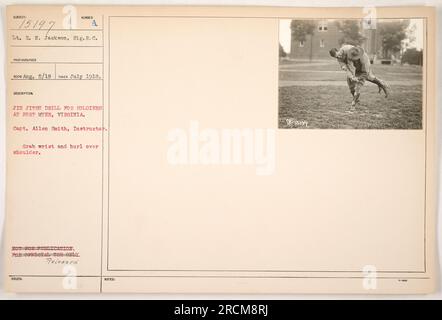 Immagine di un'esercitazione Jiu Jitsu per soldati a Fort Myer, Virginia, nel luglio 1918. Il capitano Allen Smith viene visto istruire il tenente E. N. Jackson del Signal Corps, che viene fotografato afferrando il polso di un avversario e lanciandolo sulla sua spalla. Questa fotografia non è destinata alla pubblicazione ed è esclusivamente per uso ufficiale." Foto Stock