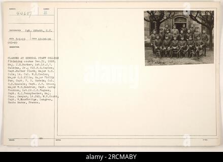 Foto di gruppo del personale militare che ha completato il corso presso il General staff College il 31 dicembre 1918. Gli individui raffigurati includono il maggiore J.H. Barker, primo tenente J.V. Calkins Jr., col. W.G. Coples, capitano Walter Clark, maggiore H.S. Cole, tenente colonnello W.H. Cowles, maggiore 0,0. Ellis, il maggiore Philip Pox e altri. La foto è stata scattata a Langres, Haute Marne, in Francia. Foto Stock