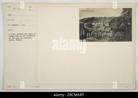 Una cucina da campo e una squadra di uomini tedeschi sono visti alla periferia della città di Condeles-Autry, in Francia. Questa fotografia, numerata G-2 66146, fu scattata durante la prima guerra mondiale. L'immagine mostra una tipica scena di attività militari tedesche durante questo periodo. Foto Stock