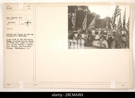 Revisione e sfilata della 4th Brigade, U.S. Marines a Washington, D.C. L'immagine mostra una vista ravvicinata dello stand di revisione, con la marcia generale e i dignitari presenti. Il Segretario alla Guerra Newton D. Baker, la signora Wilson e il Presidente Wilson sono visti in prima fila. La fotografia è stata scattata il 15 agosto 1919 e rilasciata con il simbolo "62227". Foto Stock