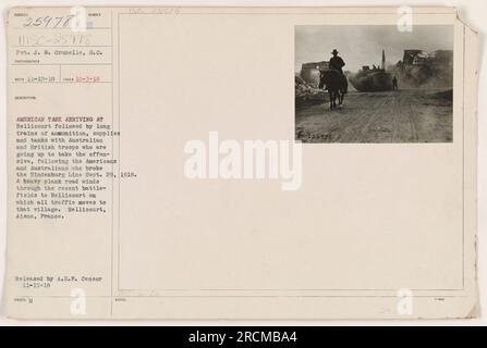 I carri americani giunsero a Bellicourt, con le truppe australiane e britanniche che seguirono, dopo aver rotto la linea Hindenburg il 29 settembre 1918. Il serbatoio è accompagnato da lunghi treni di munizioni, rifornimenti e carri armati aggiuntivi. Una strada a pedana è utilizzata per trasportare il traffico a Bellicourt. Fotografia scattata il 3 ottobre 1918 ad Aiane, Francia. Immagine rilasciata da A.E.F. Censura il 15 novembre 1918. Foto Stock