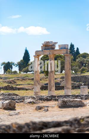 Resti di un grande anfiteatro nell'antica città di Hierapolis vicino a Pamukkale, Denizli. Affreschi sul muro, colonne, antichi scritti greci Foto Stock