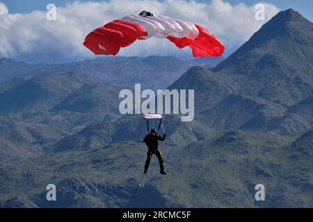 Palm Springs, California, USA. 2 marzo 2019. Canadian Armed Forces Parachute Team, gli Skyhawks stanno facendo una dimostrazione all'aeroporto di Palm Springs. (Immagine di credito: © Ian L. Sitren/ZUMA Press Wire) SOLO USO EDITORIALE! Non per USO commerciale! Foto Stock