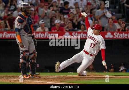 Anaheim, California, USA. 14 luglio 2023. Il giocatore di baseball dei Los Angeles Angels SHOHEI OHTANI scivola in casa durante una partita che lanciò tra gli Angels e gli Houston Astros il 14 luglio 2023 all'Angel Stadium di Anaheim. Gli Angels persero 7 a 5. (Immagine di credito: © Mark Edward Harris/ZUMA Press Wire) SOLO USO EDITORIALE! Non per USO commerciale! Foto Stock