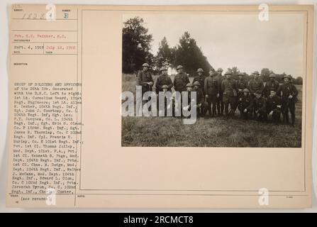 Gruppo di soldati e ufficiali della 26th Division decorato con il D.S.C. in una fotografia scattata il 12 luglio 1918. Le persone nella fotografia includono il 1st Tenente Cornelius Beard, il 1st Tenente Allen K. Dexter, Sgt. John J. Courtney, Sgt. Leo. P.T. Jacques, Sgt. Eric S. Olson, Sgt. James R. Thornley, Cpl. Francis E. Hurley, Pvt. 1st Cl. Thomas Jolley, Pvt. 1st Cl. Kenneth B. Page, Pvt. 1st Cl. Cass. M. Dodge, Walter J. McCann, Edward L. Dion, Pvt. Jeremiah Tyron e Charles Cunter. Foto Stock